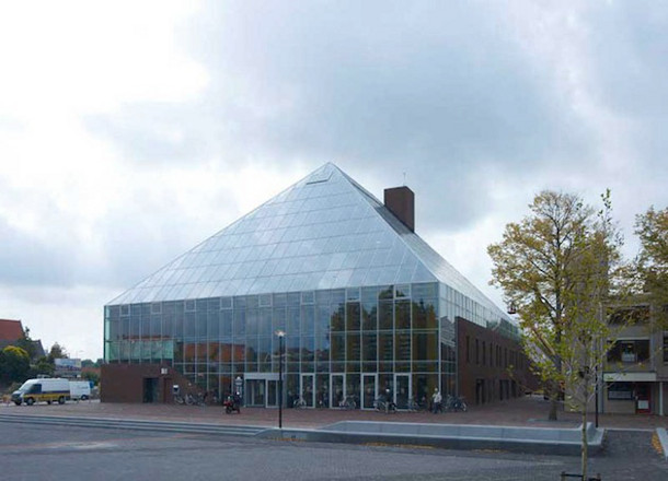 Vredehofplein en bibliotheek Spijkenisse