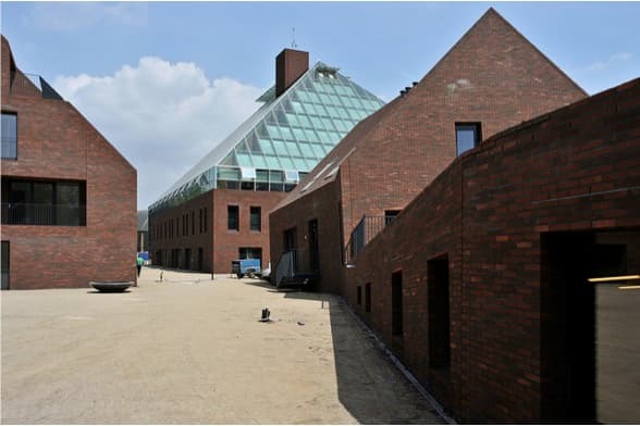Vredehofplein en bibliotheek Spijkenisse